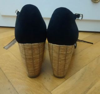 Sandalias negras de cuña atadas al tobillo de segunda mano por 6 EUR en  Torrejón de Ardoz en WALLAPOP