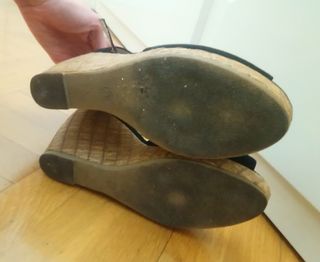Sandalias negras de cuña atadas al tobillo de segunda mano por 6 EUR en  Torrejón de Ardoz en WALLAPOP