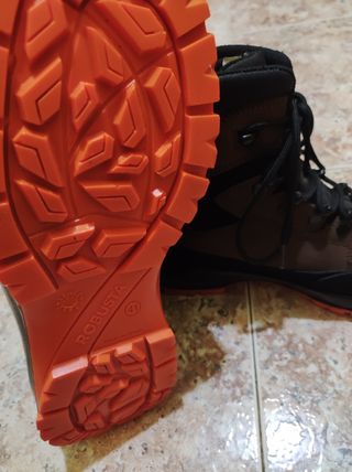 Bota robusta Arpón de segunda mano por 35 EUR en Cangas de Narcea en  WALLAPOP