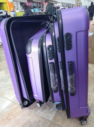 Hermoso set de 3 maletas en descuento de segunda mano por 100 EUR en  Barcelona en WALLAPOP