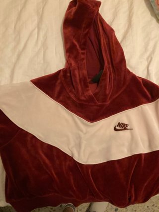 Sudadera textura terciopelo nike de segunda mano por 30 EUR en Barcelona en  WALLAPOP