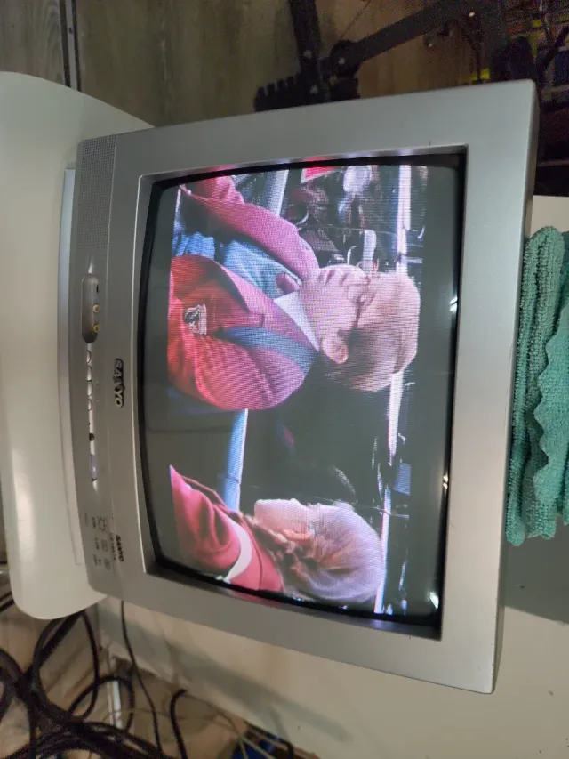 TELEVISOR SANYO 14" COMO NUEVO + MANDO ORIGINAL