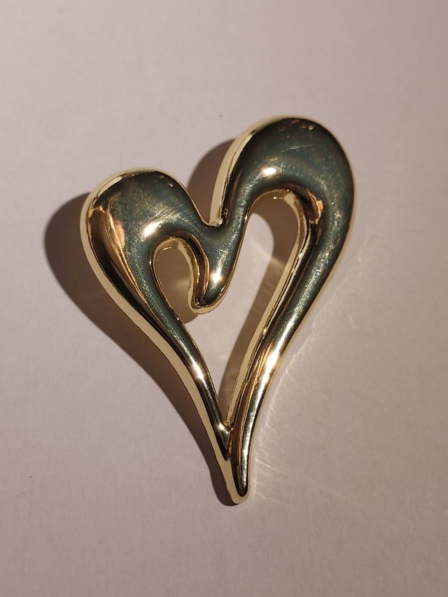 Broche de corazón irregular en color dorado mujer