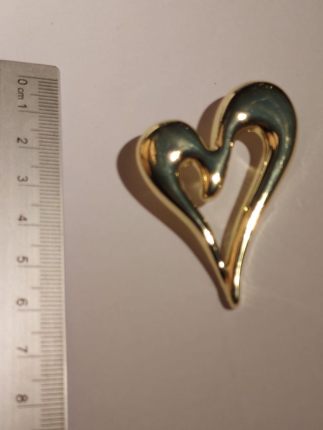 Broche de corazón irregular en color dorado mujer