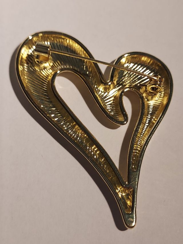 Broche de corazón irregular en color dorado mujer