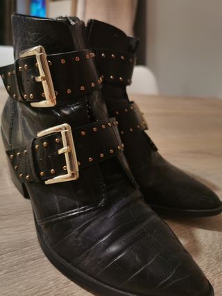 Botines tachuelas stradivarius de segunda mano por 5 EUR en Meira en  WALLAPOP