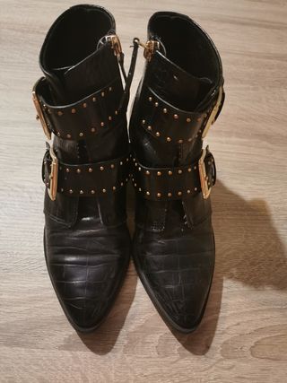 Botines tachuelas stradivarius de segunda mano por 5 EUR en Meira en  WALLAPOP