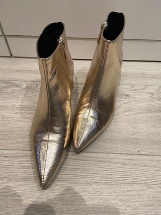 Botines dorados Zara de segunda mano por 40 EUR en Manises en WALLAPOP