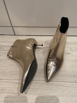 Botines dorados Zara de segunda mano por 40 EUR en Manises en WALLAPOP