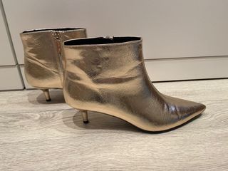 Botines dorados Zara de segunda mano por 40 EUR en Manises en WALLAPOP