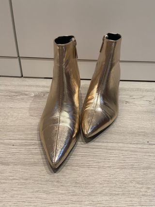 Botines dorados Zara de segunda mano por 40 EUR en Manises en WALLAPOP