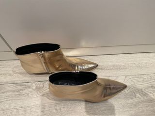 Botines dorados Zara de segunda mano por 40 EUR en Manises en WALLAPOP