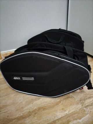 Alforjas de moto GIVI de segunda mano por 50 EUR en Martos en WALLAPOP
