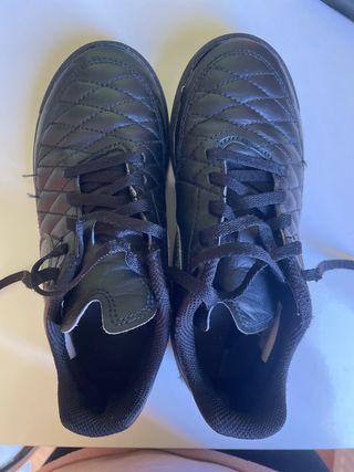 Botas fútbol sala Nike talla 33 de segunda mano por 10 EUR en Madrid en  WALLAPOP