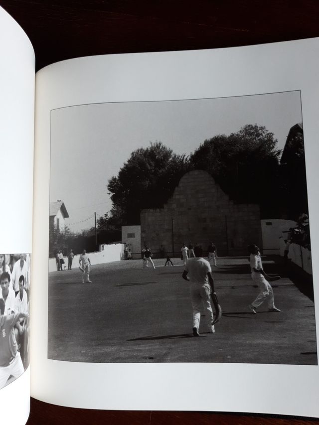 PELOTARI. Bere inguruan. Su entorno