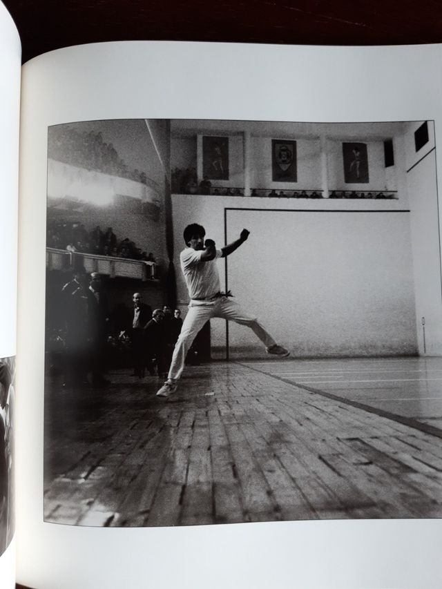 PELOTARI. Bere inguruan. Su entorno