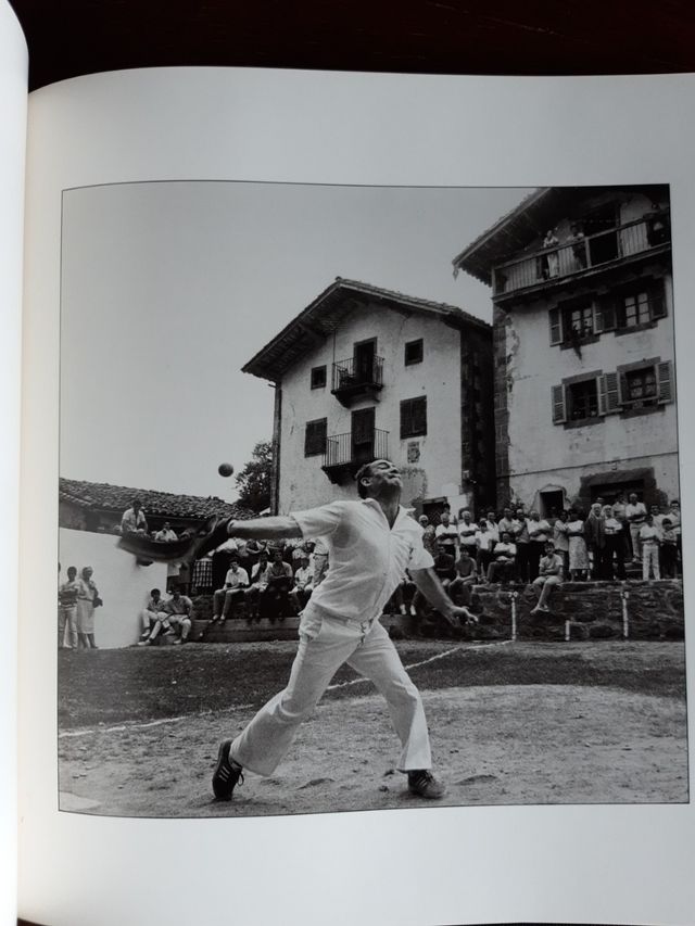 PELOTARI. Bere inguruan. Su entorno