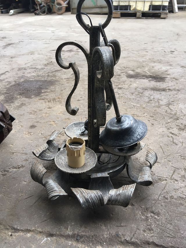 Lámpara de hierro colado hecha a mano y antigua