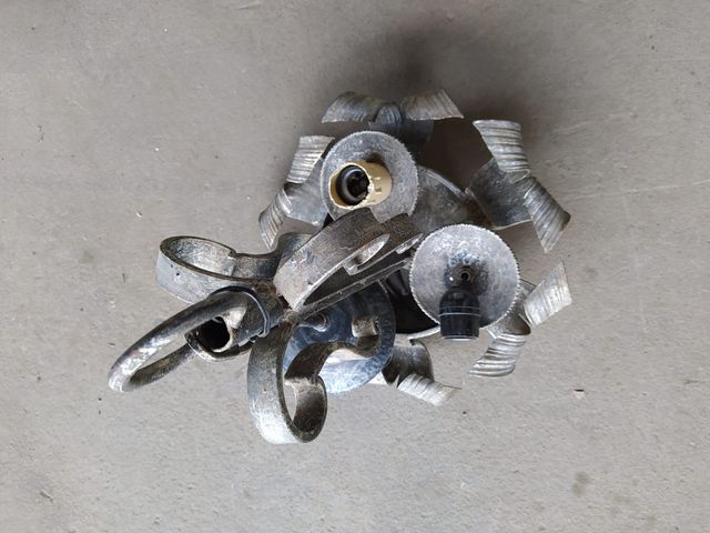 Lámpara de hierro colado hecha a mano y antigua