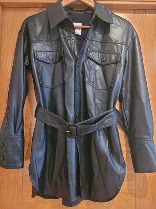 Camisa polipiel Zara de segunda mano por 18 EUR en Almería en WALLAPOP