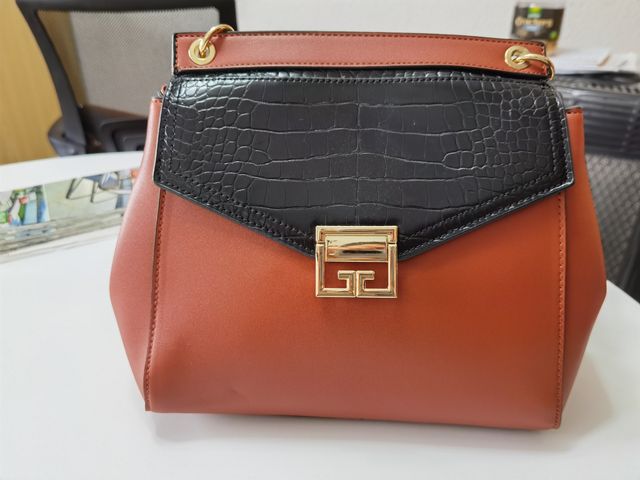 Borsa a tracolla o a mano MISAKO.