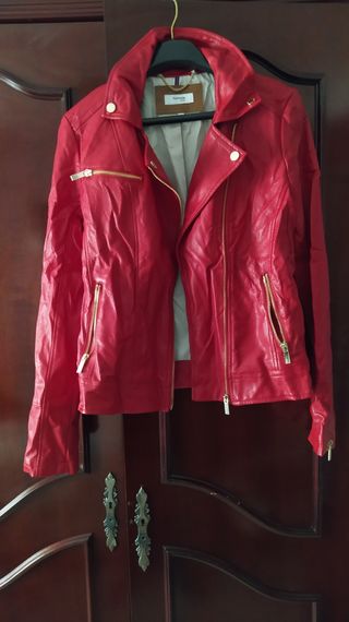 Chaqueta de cuero roja, marca Fórmula joven. de segunda mano por 25 EUR en  Madrid en WALLAPOP