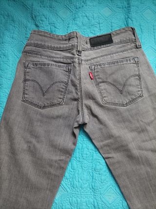 Pantalones vaqueros Levis talla 25 de segunda mano por 8 EUR en Alicante en  WALLAPOP