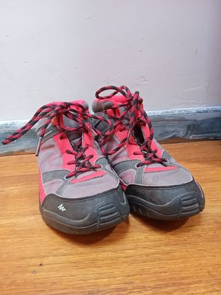 Botas de monte Quechua de segunda mano por 10 EUR en Markina-Xemein en  WALLAPOP