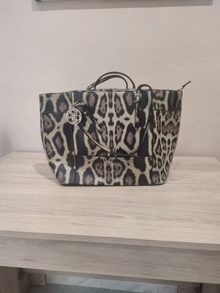 Bolso GUESS Animal Print de segunda mano por 40 EUR en Montcada i Reixac en  WALLAPOP