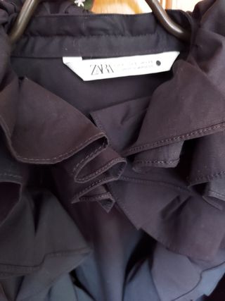 Camisa negra de Zara de volantes de segunda mano por 9 EUR en A Pedra en  WALLAPOP