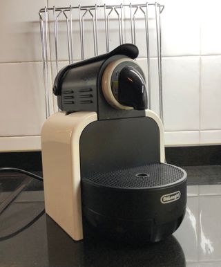 Cafetera Nespresso DeLonghi de segunda mano por 30 EUR en Aspe en WALLAPOP