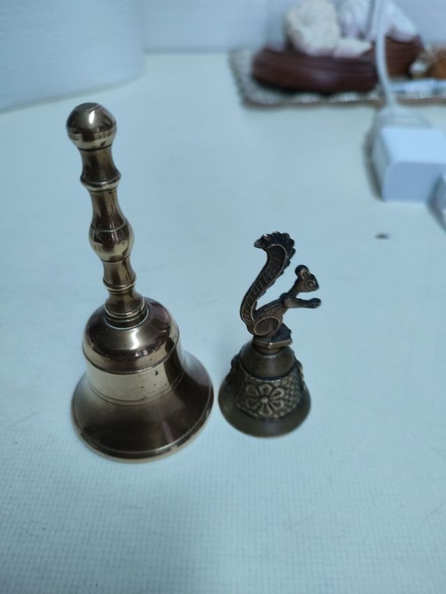 campanas dos una más grande q la otra