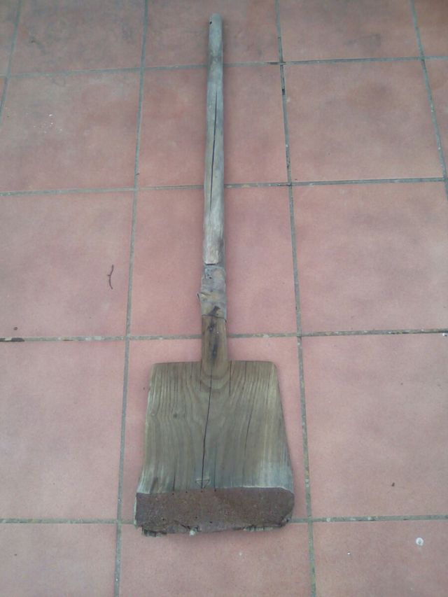 Pala antigua de madera. Herramienta agrícola