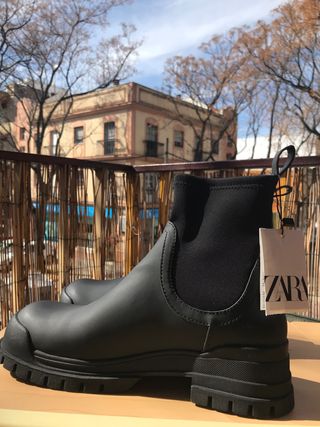 Botas negras Zara talla 38 de segunda mano por 40 EUR en Sevilla en WALLAPOP