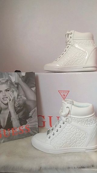 Zapatillas cuña Guess blancas de segunda mano por 80 EUR en  Rivas-Vaciamadrid en WALLAPOP