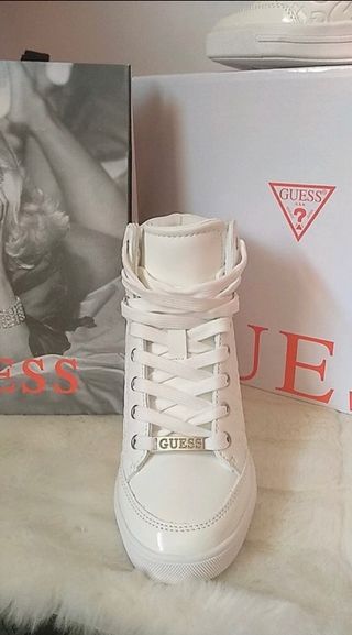 Zapatillas cuña Guess blancas de segunda mano por 80 EUR en  Rivas-Vaciamadrid en WALLAPOP