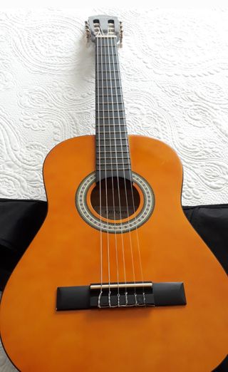 Guitarra española junior de segunda mano por 30 EUR en Burgos en WALLAPOP