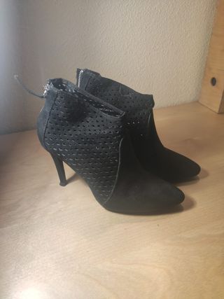 Botines tacón negro zara de segunda mano por 8 EUR en Madrid en WALLAPOP