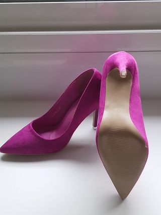 Zapato de salón color buganvilla de segunda mano por 15 EUR en Fuengirola  en WALLAPOP