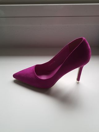 Zapato de salón color buganvilla de segunda mano por 15 EUR en Fuengirola  en WALLAPOP