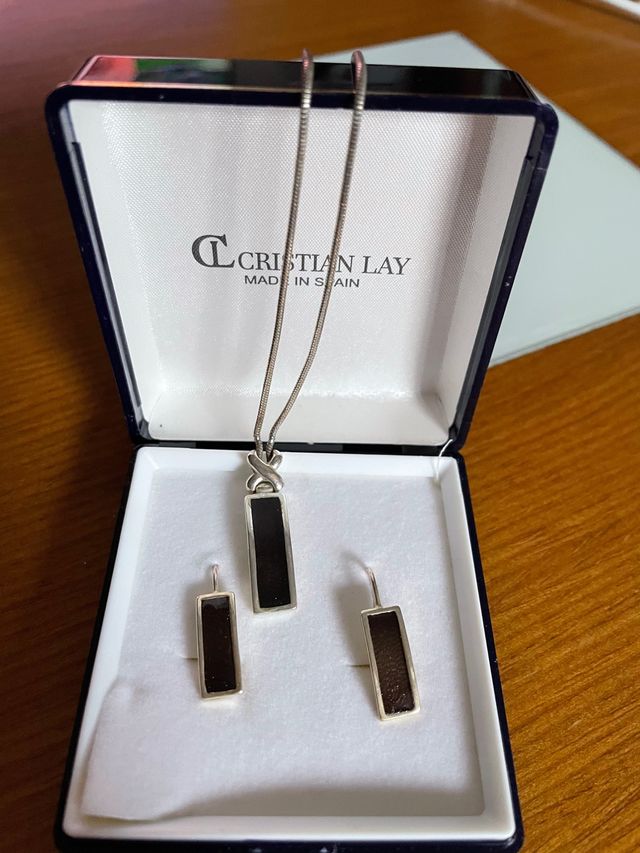 Conjunto de pendientes y collar