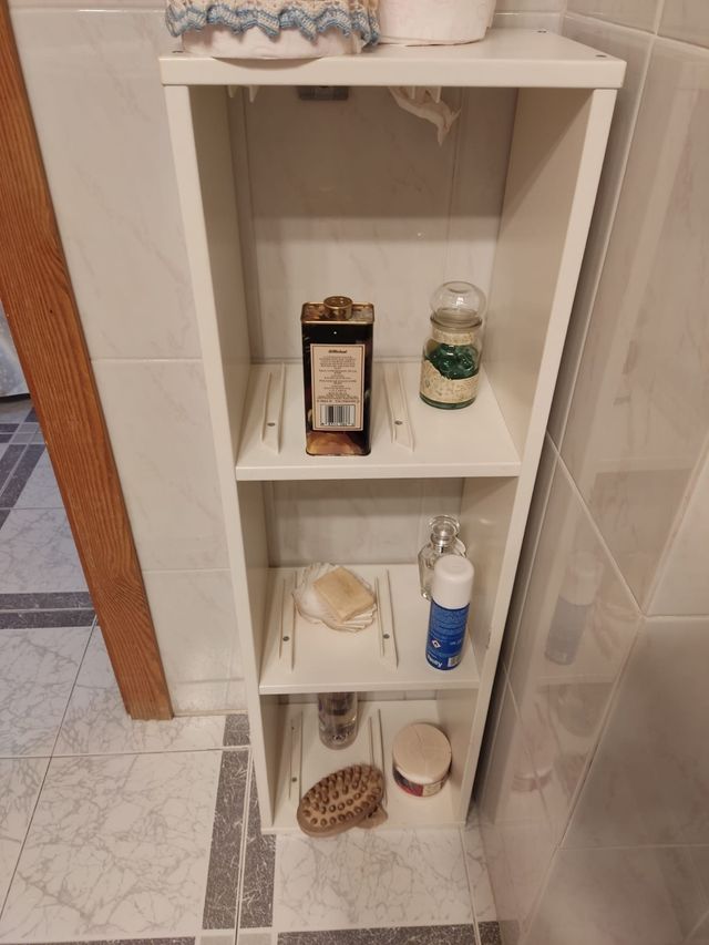 Vitrina, estanterías, mueble televisión, silla