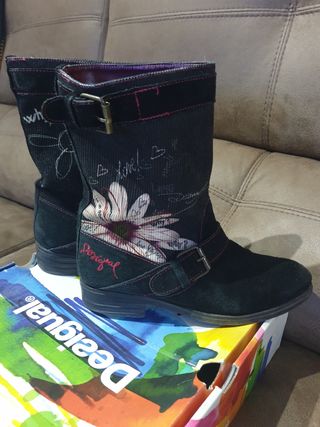 Botas Desigual de segunda mano por 35 EUR en Zaragoza en WALLAPOP