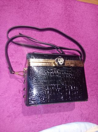 Bolso negro cofre.un uso de segunda mano por 6 EUR en Madrid en WALLAPOP