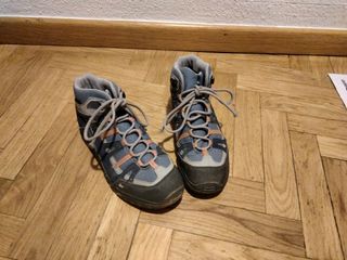Botas montaña, número 38. de segunda mano por 10 EUR en Madrid en WALLAPOP