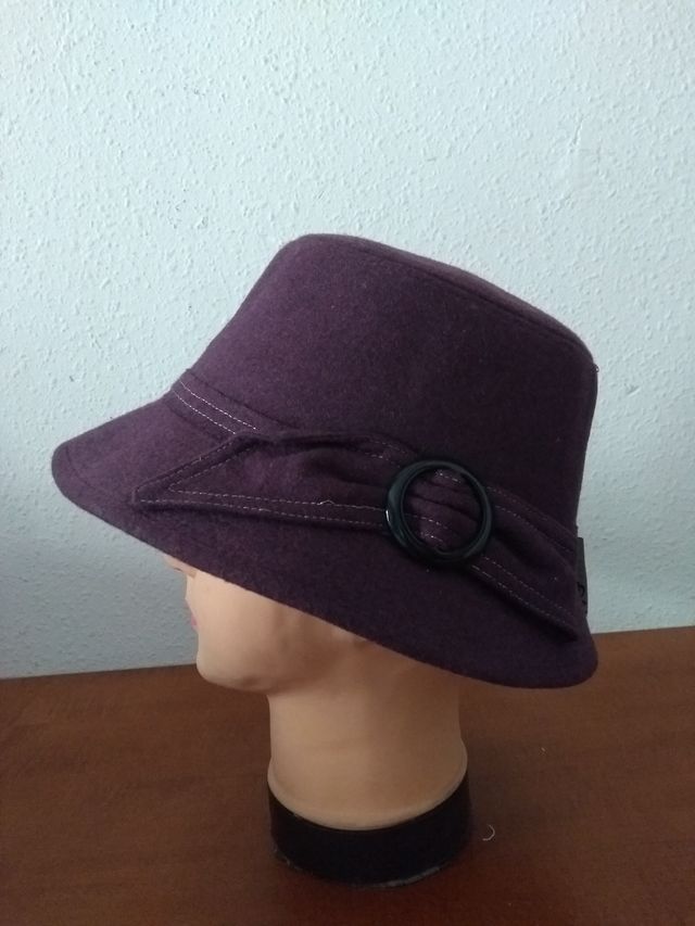 gorro con lazo y hebilla en un lado, nuevo