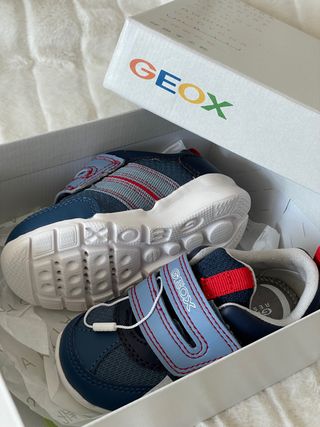 Zapatillas Geox bebé talla 20 de segunda mano por 25 EUR en Barcelona en  WALLAPOP