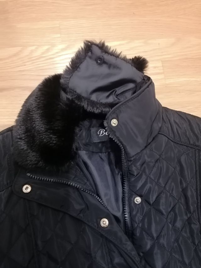 Chaqueta negra acolchada cuello pelo (se quita)