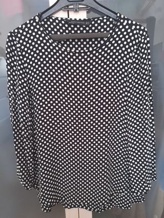 Camisa topos Zara de segunda mano por 5 EUR en Vilassar de Mar en WALLAPOP