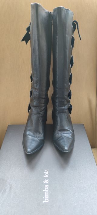Botas altas de tacón negras de Bimba y Lola - 37 de segunda mano por 12 EUR  en Madrid en WALLAPOP